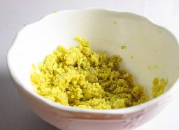 蛋黄鸡翅,蛋黄用勺子碾碎。