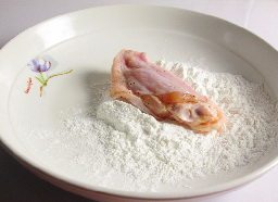 蛋黄鸡翅,在鸡翅均匀上裹上淀粉。