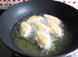 蛋黄鸡翅,转小火炸至两面金黄,表皮酥脆。