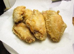 蛋黄鸡翅,捞出后,用吸油纸吸去多余的油脂。