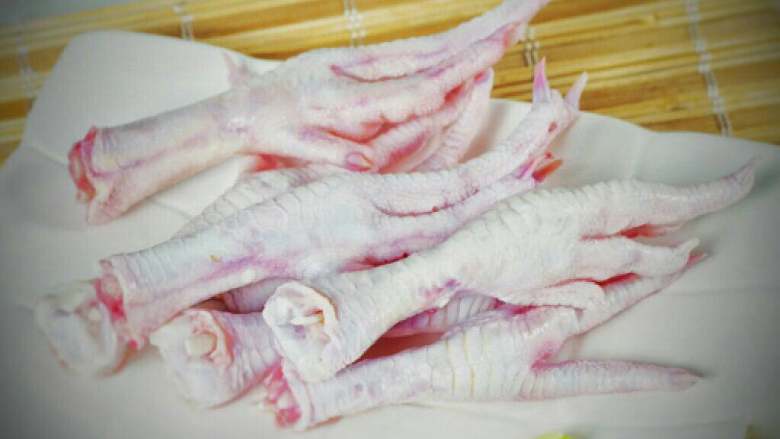 压力锅酱油焖鸡爪,<a style='color:red;display:inline-block;' href='/shicai/ 89'>鸡爪</a>洗净，清水泡一小时。