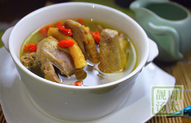 西洋参黄芪乳鸽汤,煮开后小火煮2小时左右，加入<a style='color:red;display:inline-block;' href='/shicai/ 673'>枸杞</a>，煮5分钟，最后加盐调味即可