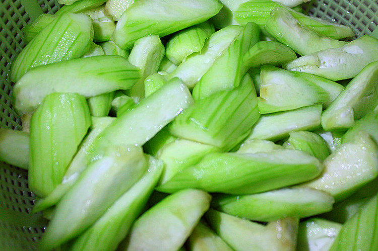 咸蛋黄上汤青丝瓜,<a style='color:red;display:inline-block;' href='/shicai/ 57'>丝瓜</a>去皮切块，可以用少量盐捏一下，或者泡盐<a style='color:red;display:inline-block;' href='/shicai/ 156925'>水</a>中，可以防止变色