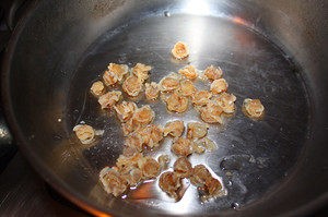 咸蛋黄上汤青丝瓜,少量油将海贝煸炒片刻，可以再放点蒜末或姜末