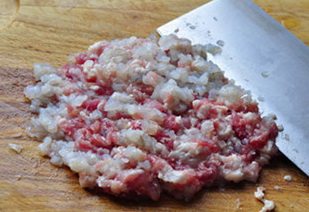 三鲜大馄饨,将猪肉的虾仁洗净,混合细细斩成肉糜;