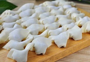 三鲜大馄饨,全部包好。一顿吃不了50个,留出当时要吃的,其余放入冰箱速冻后密封冷冻保存,随吃随取。