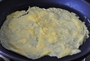 三鲜大馄饨,打散一个鸡蛋,摊一张蛋皮;