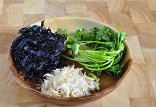 三鲜大馄饨,备好紫菜、虾皮和香菜;