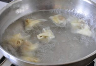 三鲜大馄饨,准备汤头的同时煮馄饨:水要宽,大火沸腾后下入馄饨,立即用汤勺推开防粘锅,煮至馄饨漂浮,转中火再煮片刻,即可;
