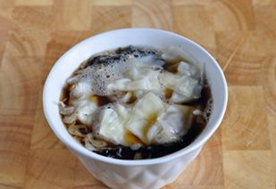 三鲜大馄饨,捞起馄饨,放入汤碗中;