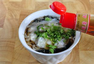 三鲜大馄饨,加香菜末、点芝麻香油，喜欢辣还可以放油辣椒或辣椒粉；