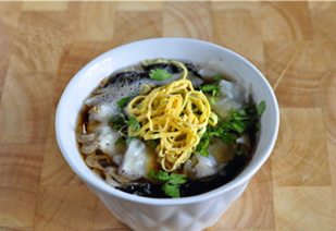 三鲜大馄饨,再加上些蛋皮丝,即可享用!