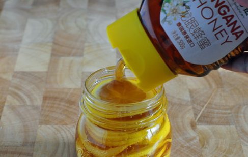 蜜渍柠檬,在玻璃瓶中铺一层柠檬、倒一层蜂蜜,直到瓶口,最顶层上面再铺一层蜂蜜,密封冷藏保存;——就这么简单!