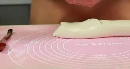 豆沙椰蓉糯米糍,将和好的面搓成长条，揪一小块下来搓一下，然后用手掌压压平。
