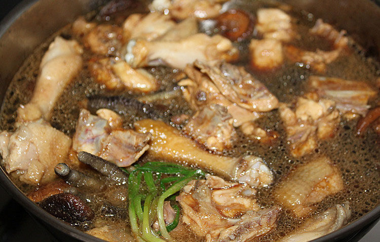 香菇栗子鸡煲,加清水、<a style='color:red;display:inline-block;' href='/shicai/ 762'>老抽</a>、<a style='color:red;display:inline-block;' href='/shicai/ 788'>生抽</a>、<a style='color:red;display:inline-block;' href='/shicai/ 866'>冰糖</a>煮开，小火