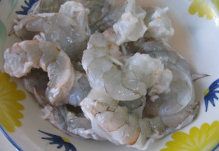 泰式菠萝虾球,<a style='color:red;display:inline-block;' href='/shicai/ 296'>大虾</a>去虾头虾壳,剪开虾背去除虾线再洗净,挤入半个柠檬的柠檬汁去腥。