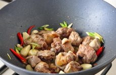 三杯啤酒鸭,下入鸭肉,继续翻炒均匀;