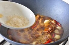 三杯啤酒鸭,加入冰糖,翻炒均匀,大火煮开后转小火,炖至鸭肉熟透,再转大火将汤汁基本收干;