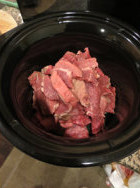 罗宋汤,<a style='color:red;display:inline-block;' href='/shicai/ 216'>牛肉</a>切厚片，泡去血水，放入慢炖锅。