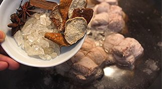 东坡肉,煮开后将其它的配料都放入,转中小火煮40分钟-60分钟,直到汁水浓稠红亮;
