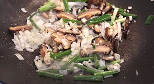 鲜虾金瓜米粉,炒香后加入蒜、葱、洋葱,出香味后加入香菇片继续炒