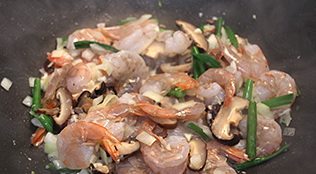 鲜虾金瓜米粉,继而加入虾仁,炒至变色