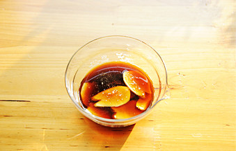 花雕煮醉蟹,醉蟹子时<a style='color:red;display:inline-block;' href='/shicai/ 37'>姜</a>切片，加入花雕酒、红糖、盐、<a style='color:red;display:inline-block;' href='/shicai/ 156925'>水</a>浸泡待用。