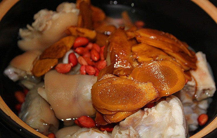 花生嫩醋姜煲猪手,将食材全部倒入砂锅,再加2勺泡<a style='color:red;display:inline-block;' href='/shicai/ 37'>姜</a>的醋,可以解油腻