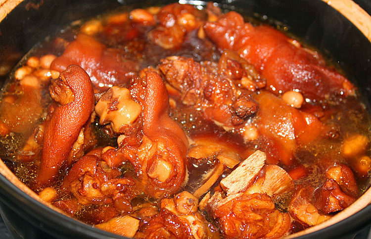 花生嫩醋姜煲猪手,加<a style='color:red;display:inline-block;' href='/shicai/ 788'>生抽</a>、<a style='color:red;display:inline-block;' href='/shicai/ 762'>老抽</a>调味、调色，煮到皮酥肉烂即可，也可以大火收汁，色泽会更漂亮
