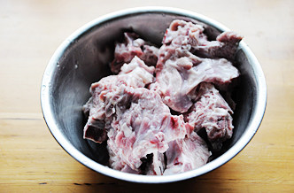 羊蝎子火锅,<a style='color:red;display:inline-block;' href='/shicai/ 327'>羊蝎子</a>用清水浸泡一夜(放冰箱),泡掉血水,冲洗干净。