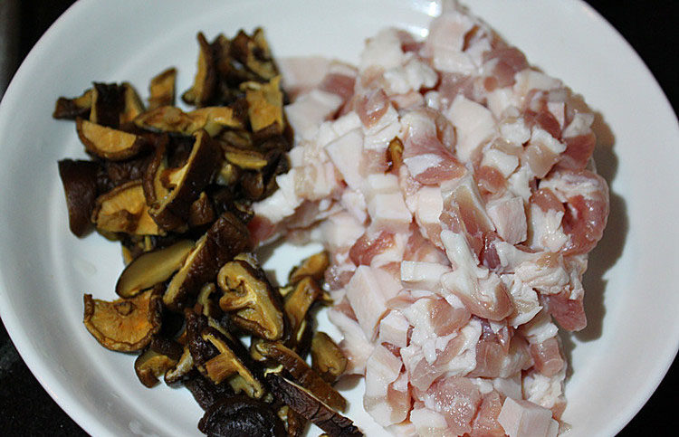 卤肉鹌鹑蛋,<a style='color:red;display:inline-block;' href='/shicai/ 241'>干香菇</a>泡发清洗干净后切碎，<a style='color:red;display:inline-block;' href='/shicai/ 428'>五花肉</a>清洗干净后切成小条