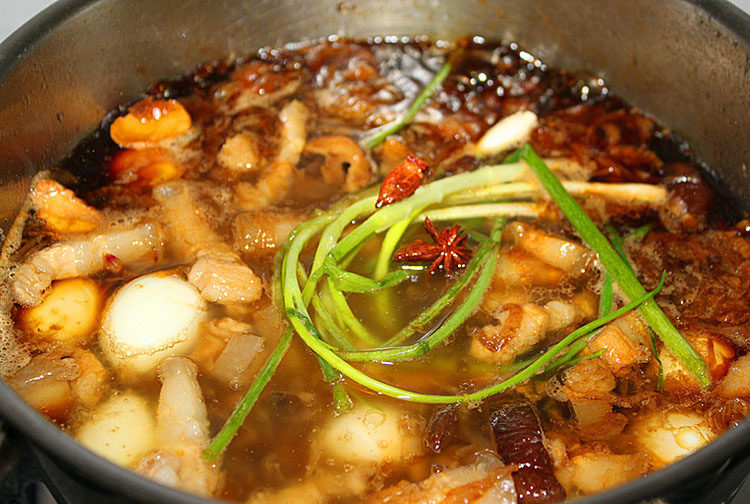 卤肉鹌鹑蛋,加<a style='color:red;display:inline-block;' href='/shicai/ 695'>八角</a>、葱、<a style='color:red;display:inline-block;' href='/shicai/ 3729'>白糖</a>煮开后，期间按自己的口味加盐调味，小火慢煮，直到肉烂，鹌鹑蛋入味