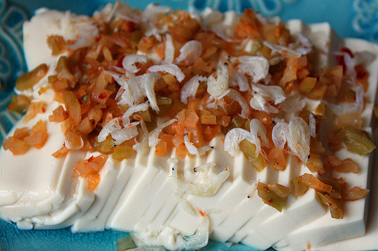 皮蛋榨菜拌豆腐,<a style='color:red;display:inline-block;' href='/shicai/ 465'>豆腐</a>在微波炉中叮1分钟，倒掉多余的水分，切成薄片，铺上榨菜丁和<a style='color:red;display:inline-block;' href='/shicai/ 288'>虾皮</a>