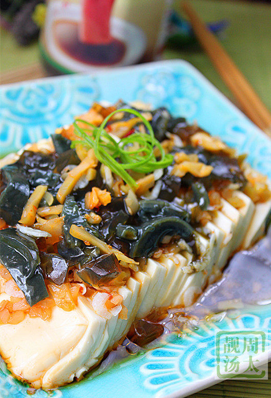 皮蛋榨菜拌豆腐,<a style='color:red;display:inline-block;' href='/shicai/ 14'>皮蛋</a>去皮切碎，淋上<a style='color:red;display:inline-block;' href='/shicai/ 692'>酱油</a>和<a style='color:red;display:inline-block;' href='/shicai/ 847'>香油</a>