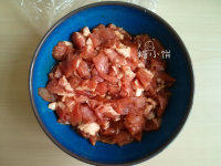 咸香腊肠,加<a style='color:red;display:inline-block;' href='/shicai/ 788'>生抽</a>20G,金黄糖浆(或白砂糖)20G,高粱酒(30度)15G和盐4G抓匀腌制2个小时
