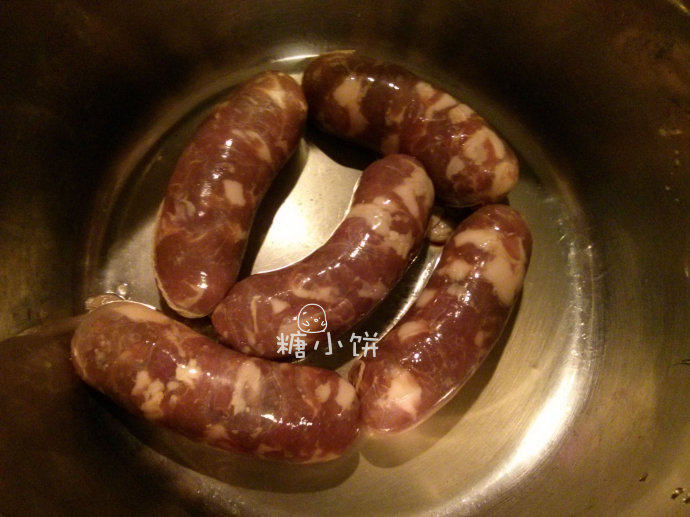 咸香腊肠,全部灌好以后用棉绳扎成小结,用针在表面扎孔排出气泡,挂起来,阴凉通风处晾晒7-10天左右即可