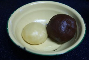 小松鼠饼干,切拌成均匀的面团,覆上保鲜膜放入冰箱冷藏30分钟