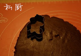 小松鼠饼干,用松鼠模(大的)按压可可面片。