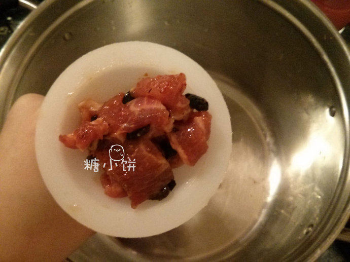 豉香腊肠,<a style='color:red;display:inline-block;' href='/shicai/ 45440'>盐渍肠衣</a>用清水泡软,用水把内外都冲洗干净,泡软洗净的肠衣套在漏斗上,把拌好的肉通过漏斗塞入肠衣中