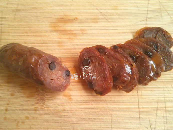 豉香腊肠,吃之前任何方法做熟就行,暂时不吃的可以冷冻保存(如图是蒸熟后切片的样子。大概蒸锅内水开后蒸25-30分钟)