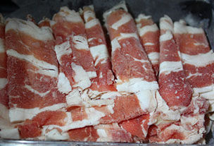 番茄肥牛汤,1、<a style='color:red;display:inline-block;' href='/shicai/ 226'>肥牛</a>选用肥瘦相间的，吃起来会比较嫩，先在开水中快速焯一下即可捞起，这样可以去除血水和泡沫，汤汁会比较干净