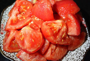 番茄肥牛汤,2、<a style='color:red;display:inline-block;' href='/shicai/ 3551'>西红柿</a>开水中烫一下去皮，切成小块备用