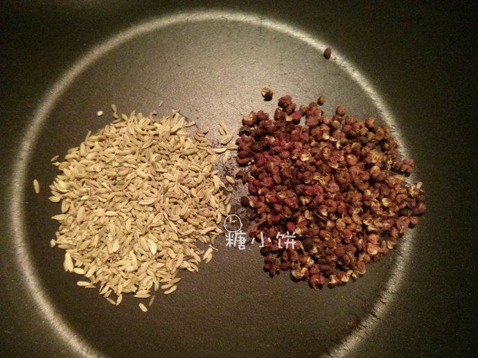 莱芜南肠,[先制作混合香料]小茴香和花椒用锅子干炒至有香味后放凉备用