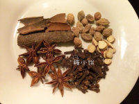 莱芜南肠,如图顺时针看是桂皮,砂仁,甘草,丁香,八角