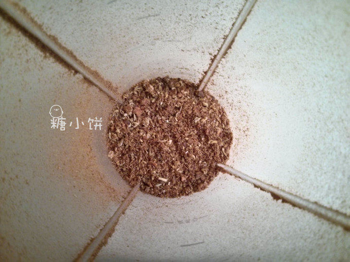 莱芜南肠,把步骤1和2的香料混合在一起,用搅拌机打碎,打得越粉越好!