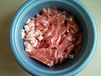 莱芜南肠,梅花肉切条,<a style='color:red;display:inline-block;' href='/shicai/ 940'>肥肉</a>切丁。搭配后的整体肥瘦比接近3:7
