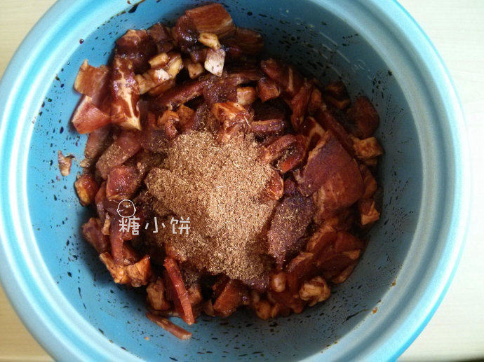 莱芜南肠,切好的肉加盐10G,<a style='color:red;display:inline-block;' href='/shicai/ 10588'>糖</a>4G,高度白酒5G,深色酱油40G(我用生抽10G老抽30G)和步骤4准备好的自制混合香料8.5G抓匀,腌制2个小时备用