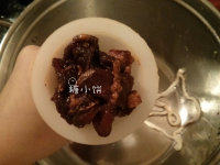 莱芜南肠,盐渍肠衣用清水泡软,用水把内外都冲洗干净,套在漏斗上把腌好的肉通过漏斗塞入肠衣中