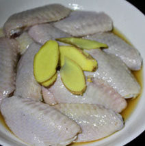 香菇蒸鸡翅,翅清洗干净后，用生<a style='color:red;display:inline-block;' href='/shicai/ 37'>姜</a>、<a style='color:red;display:inline-block;' href='/shicai/ 718'>料酒</a>、<a style='color:red;display:inline-block;' href='/shicai/ 134296'>白胡椒粉</a>腌制15分钟