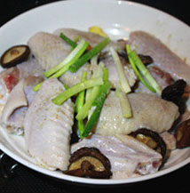 香菇蒸鸡翅,将<a style='color:red;display:inline-block;' href='/shicai/ 241'>干香菇</a>、<a style='color:red;display:inline-block;' href='/shicai/ 3250'>葱</a>、<a style='color:red;display:inline-block;' href='/shicai/ 851'>橄榄油</a>、适量的盐混合后上锅蒸15-20分钟即可